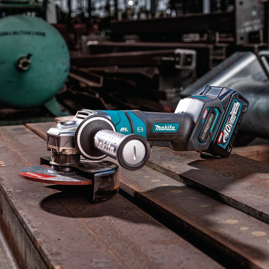 Makita GAG14M1 40V max XGT® Brushless Cordless 4‑1/2” / 6" Paddle Switch Angle Grinder Kit, with Electric Brake (4.0Ah) - Fire Protection Parts